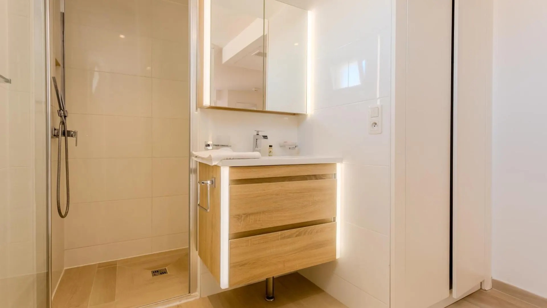 *** Hotel Traverse Des Artistes Cannes Francia