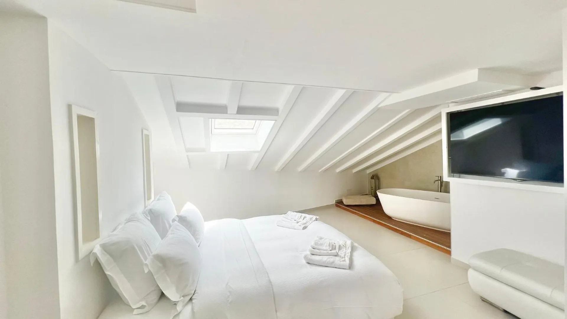 *** Hotel Traverse Des Artistes Cannes France