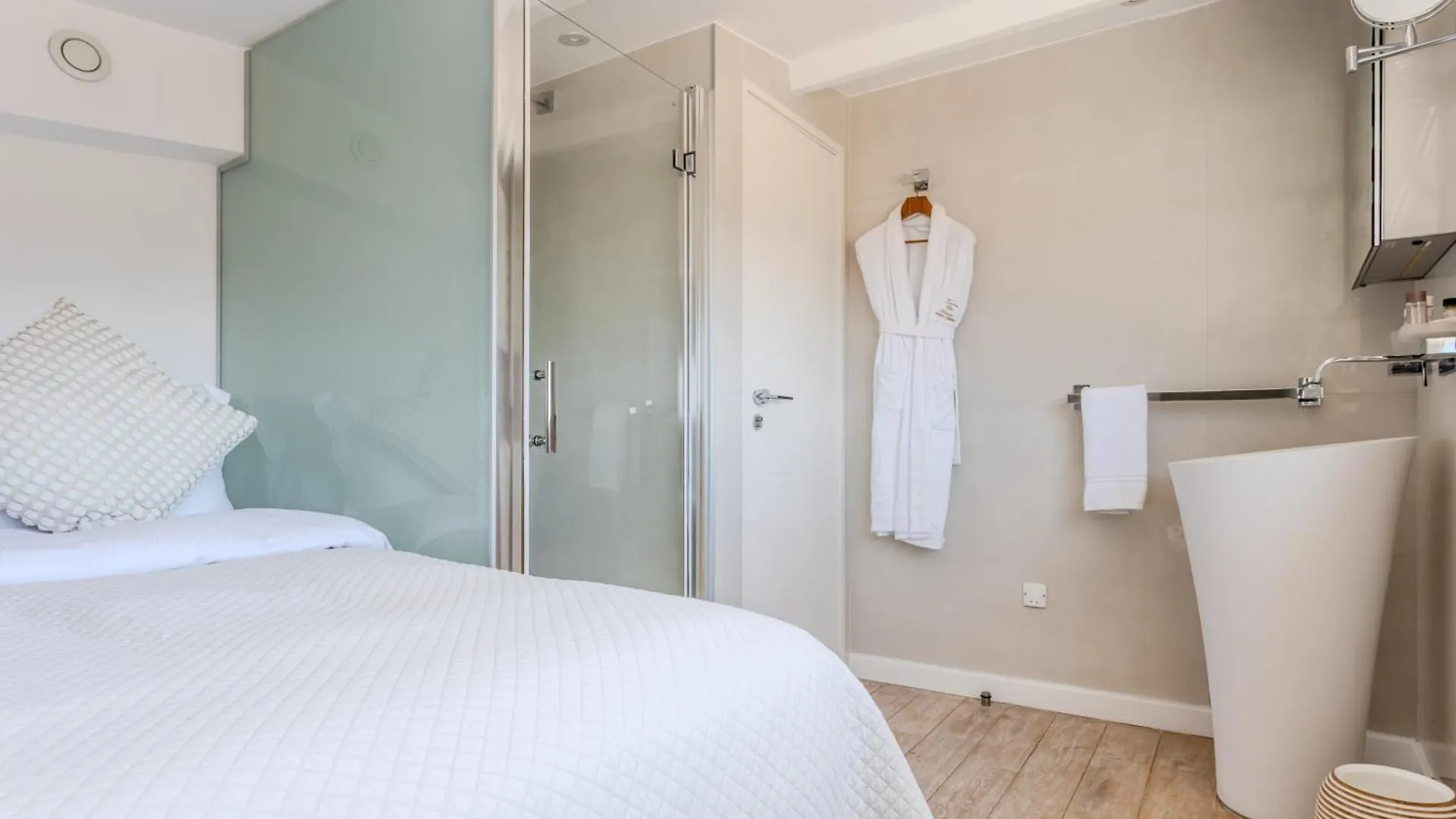 *** Hotel Traverse Des Artistes Cannes France
