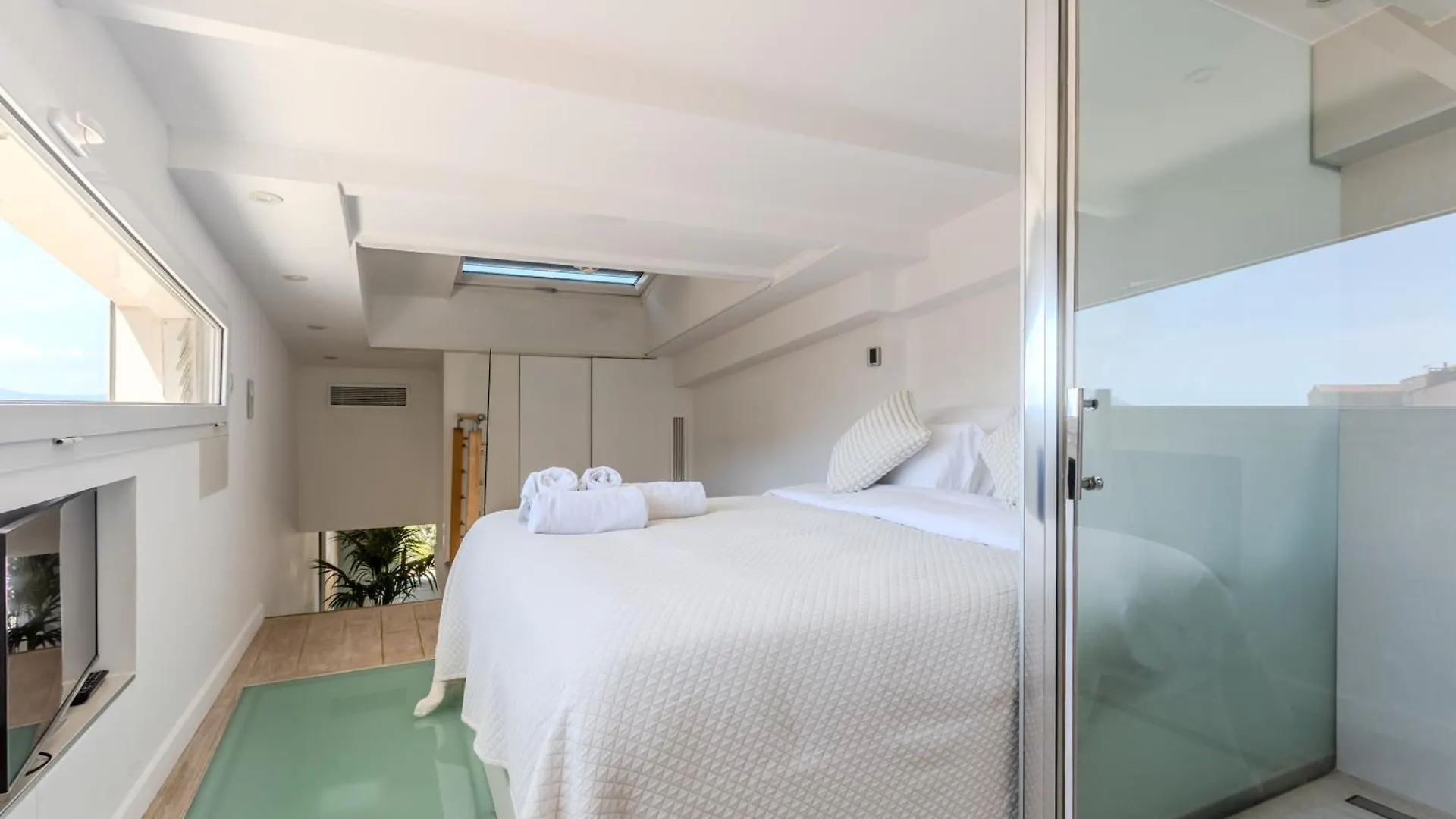 *** Hotel Traverse Des Artistes Cannes France